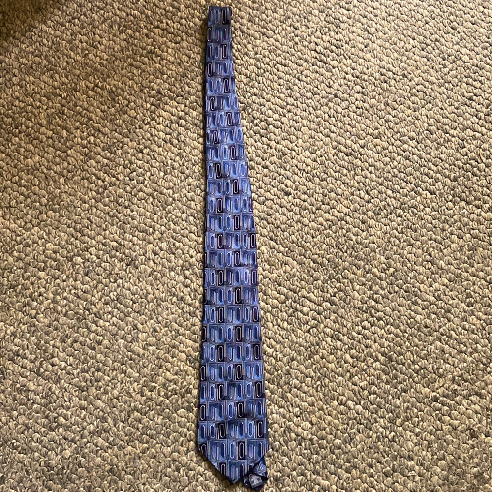 Arrow blue pattern neck tie
